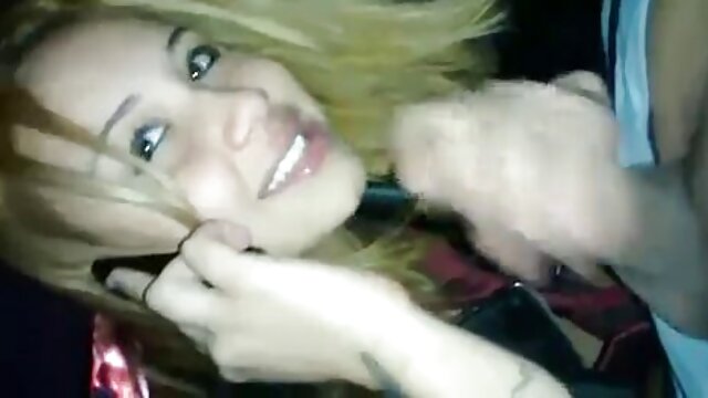 Hermosa joven spreding sus lenguas en pornoanalxxx la camilla de masaje