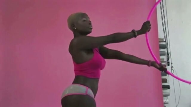 Amante lesbiana con grandes vírgenes anales naturales usando strapon en esclavos